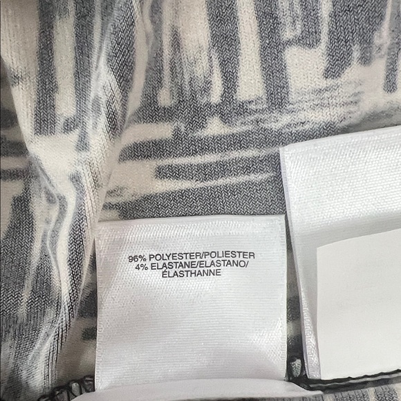 NWOT‎ Kasper Black and White Abstract Pleated Sleeveless Blouse Size Medium - Picture 10 of 10